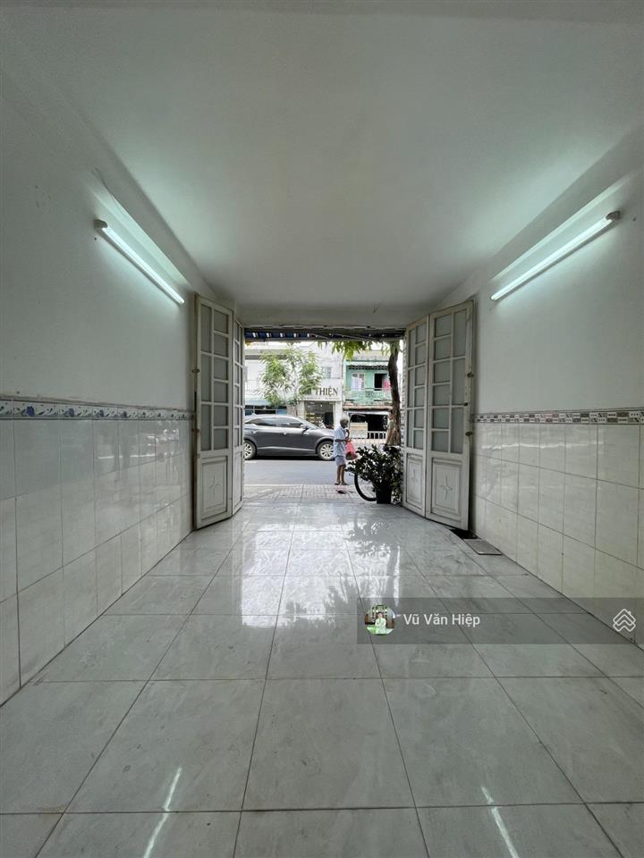 Nhà 2 lầu mặt tiền đường phạm văn chí quận 6, 2pn 2wc diện tích 3x7 lô góc hơn 4 tỷ