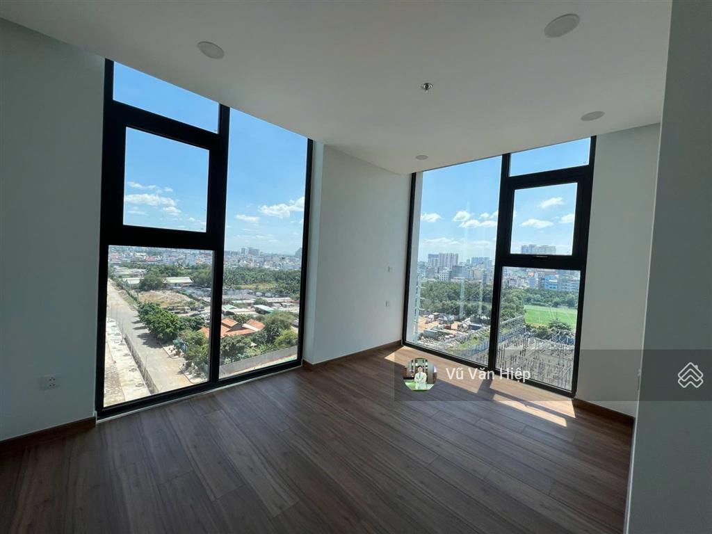 Chính chủ bán căn 2pn 2wc lô góc 70m2 view hồ bơi tầng 8 chỉ 6.2 tỷ, sổ hồng sẵn