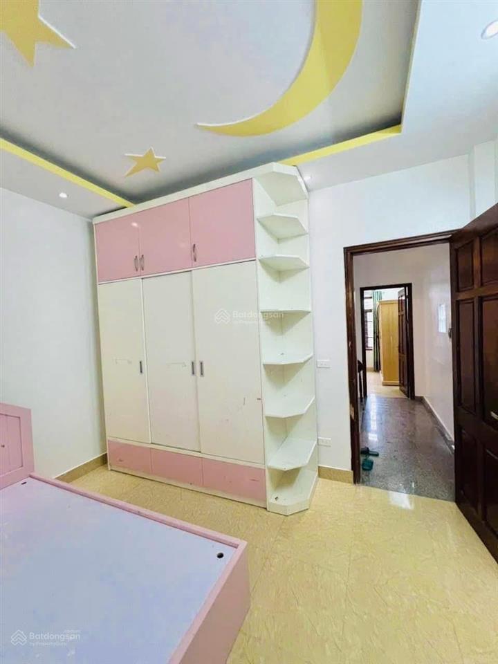 Cho thuê nr tại số 4, ngõ 37/23, bằng a, 15 triệu, 44m2, 4pn, 2wc, 5 tầng, đẹp xuất sắc!