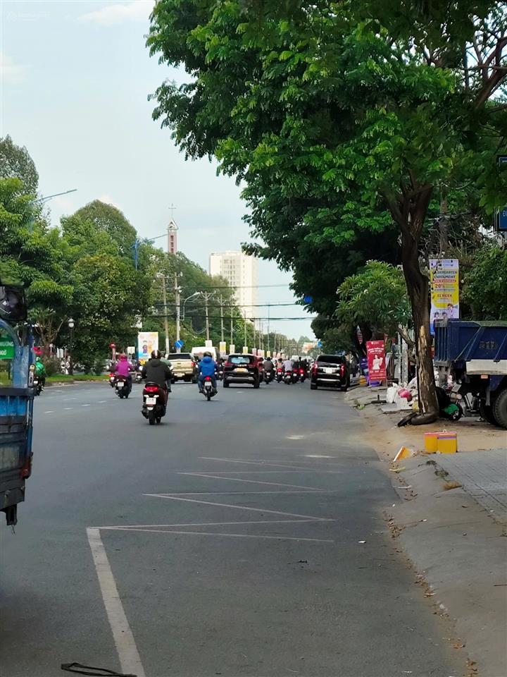 Cho thuê nhà mặt phố tại đường tên lửa, 40 triệu, 5*20m 3 lầu, 6pn 7wc 7 máy lạnh