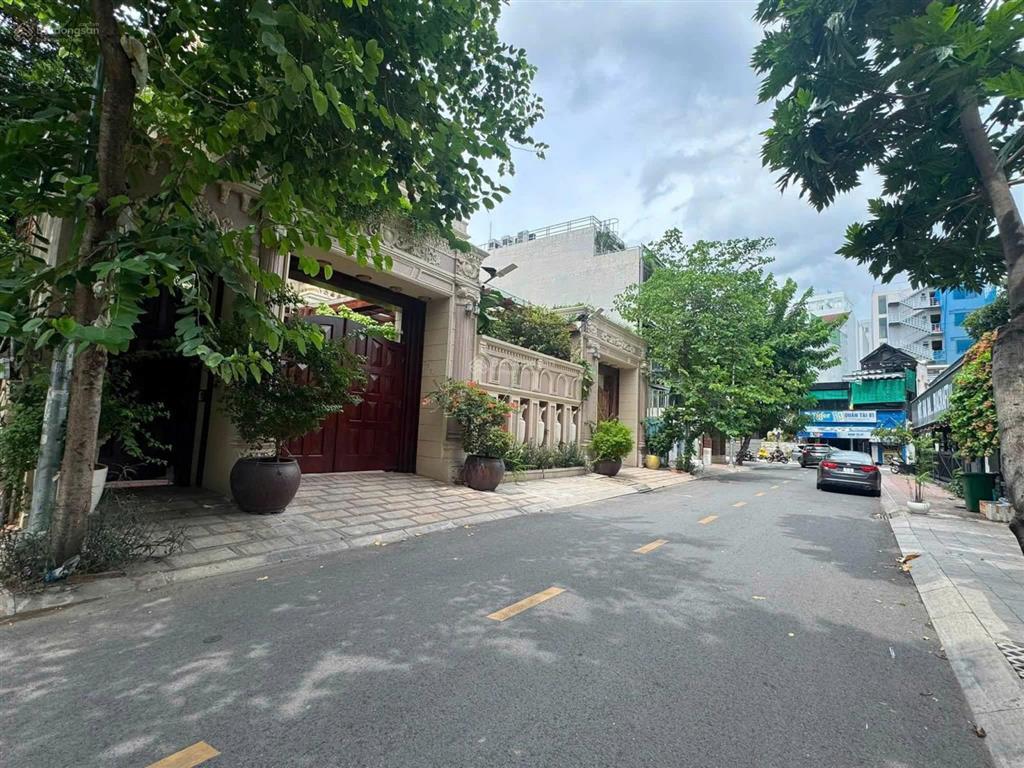 Bán biệt thự khu vip lý thường kiệt q11  cn ~ 600m2 (20x27m) 3 tầng  giá cực tốt 95 tỷ