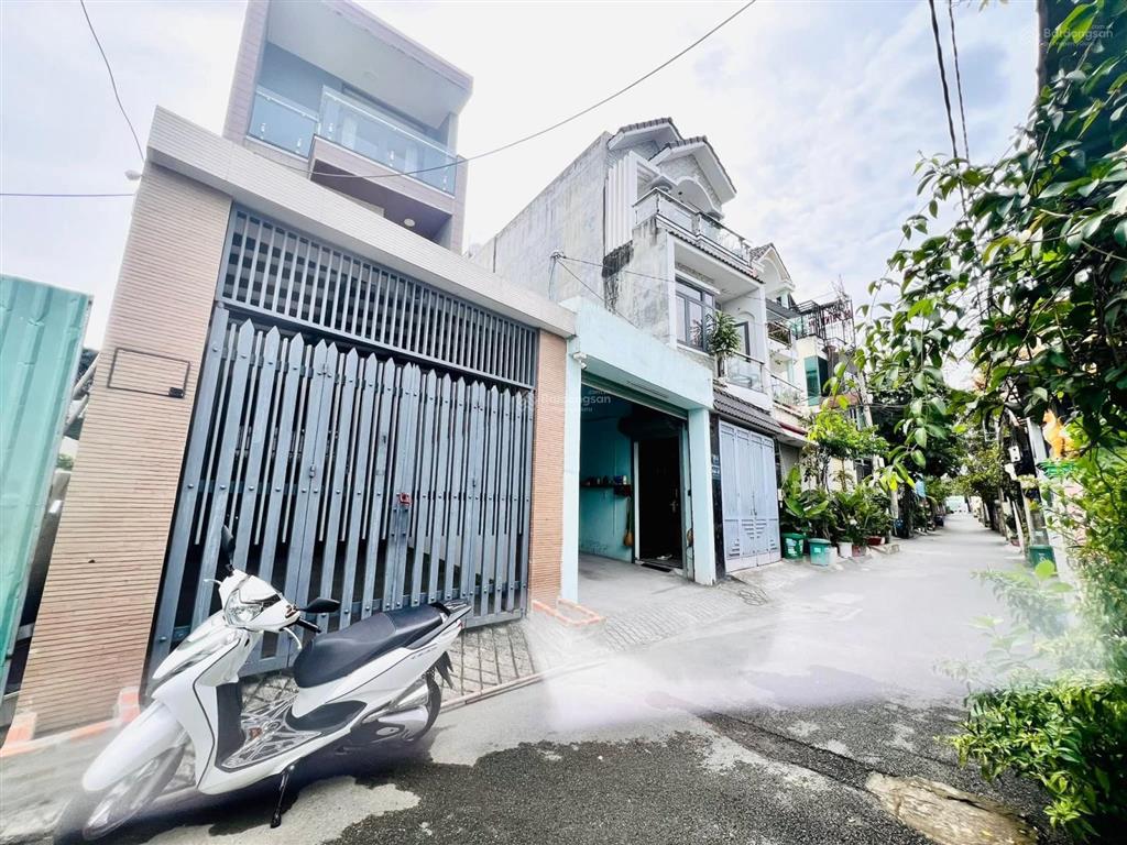Bán nhà 3 tầng, 5 phòng ngủ, đường 9, phường linh xuân  giá 6,05 tỷ
