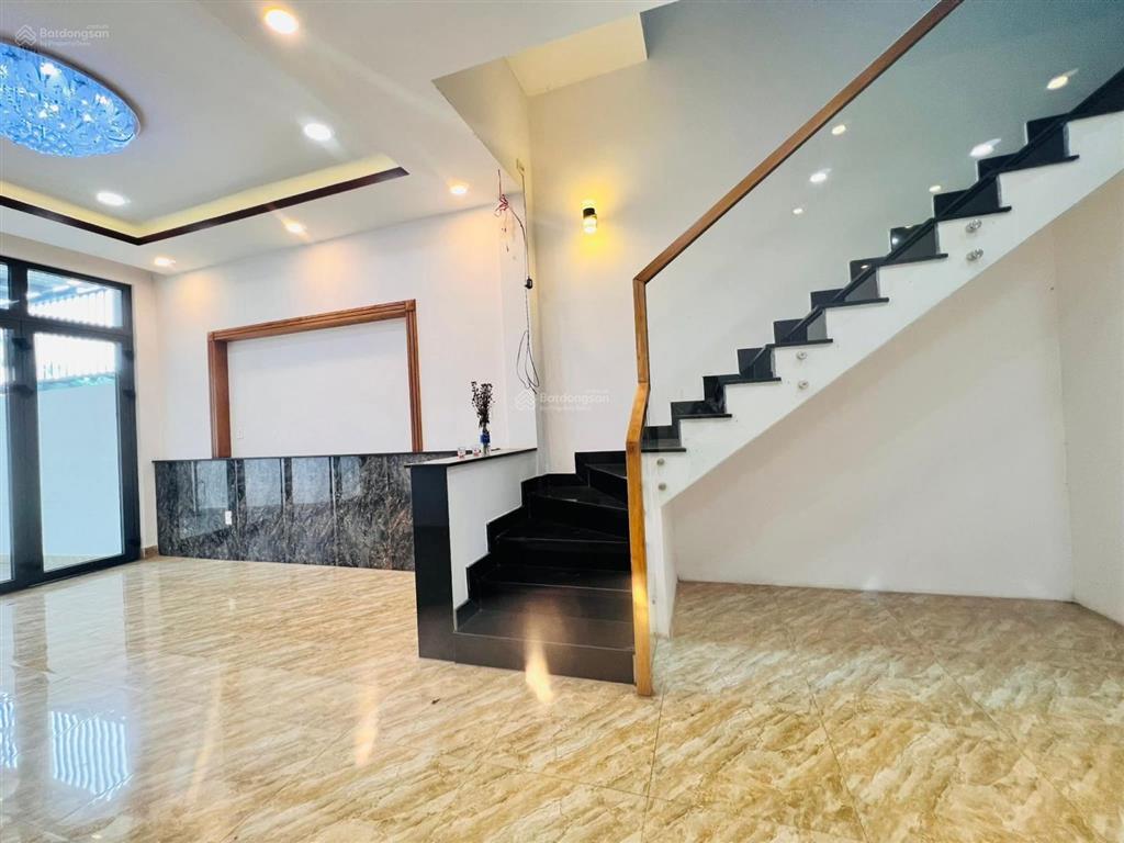 Bán nhà 3 tầng, 5 phòng ngủ, đường 9, phường linh xuân  giá 6,05 tỷ