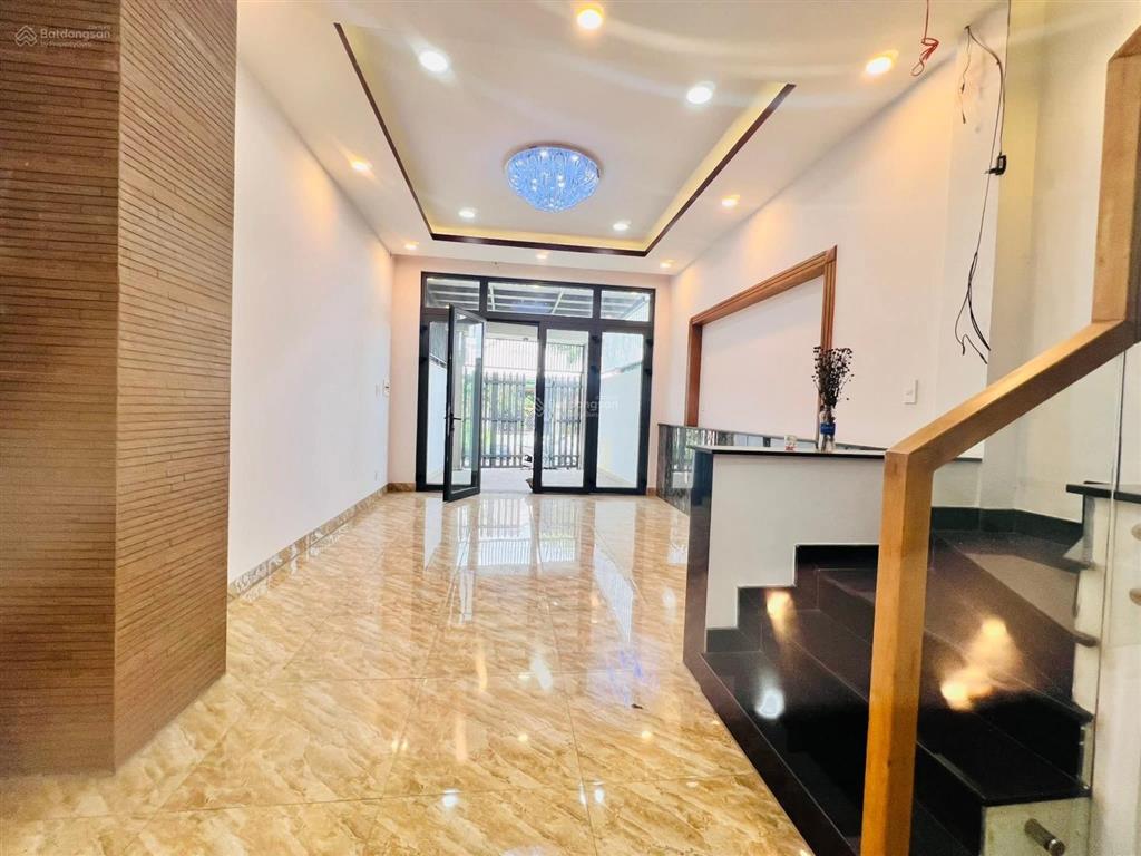 Bán nhà 3 tầng, 5 phòng ngủ, đường 9, phường linh xuân  giá 6,05 tỷ