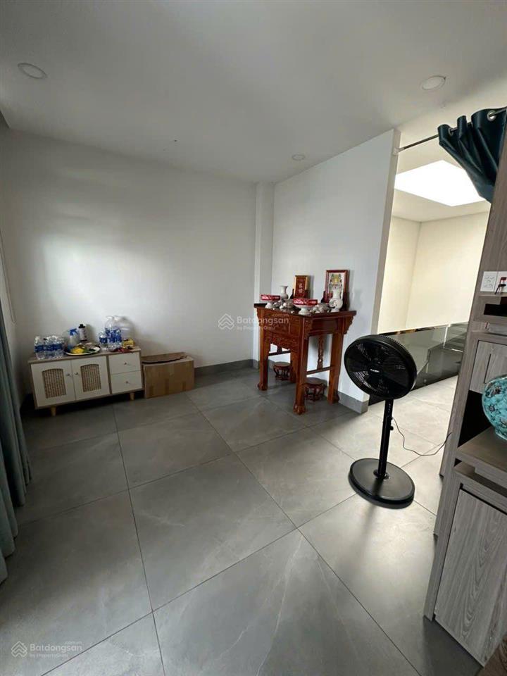 15 tỷ  mặt tiền kd  nhà 4 tầng. đường 4  khu êm đềm linh xuân