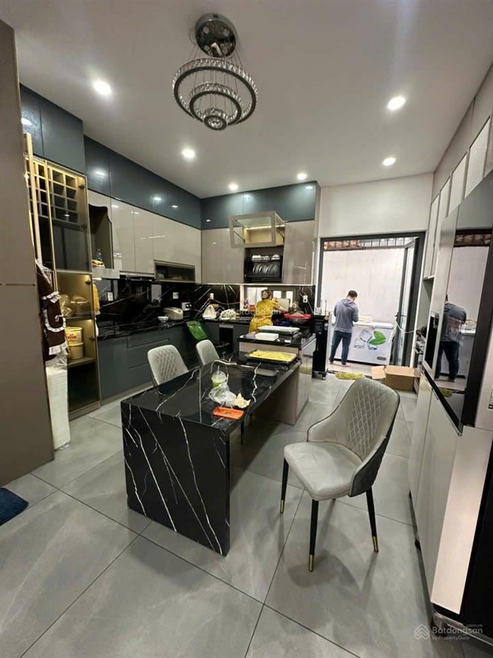 15 tỷ  mặt tiền kd  nhà 4 tầng. đường 4  khu êm đềm linh xuân