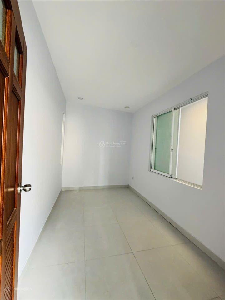3,75 tỷ  nhà 2 tầng, 2 pn  ngay ngã tư thủ đức