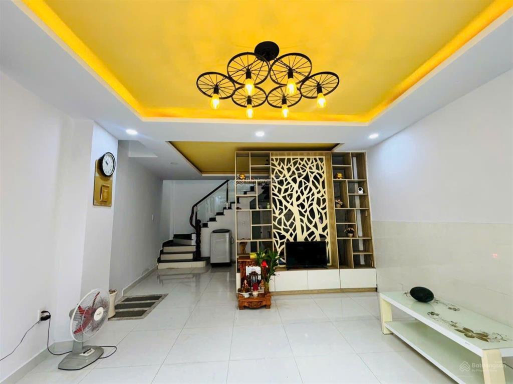 3,75 tỷ  nhà 2 tầng, 2 pn  ngay ngã tư thủ đức