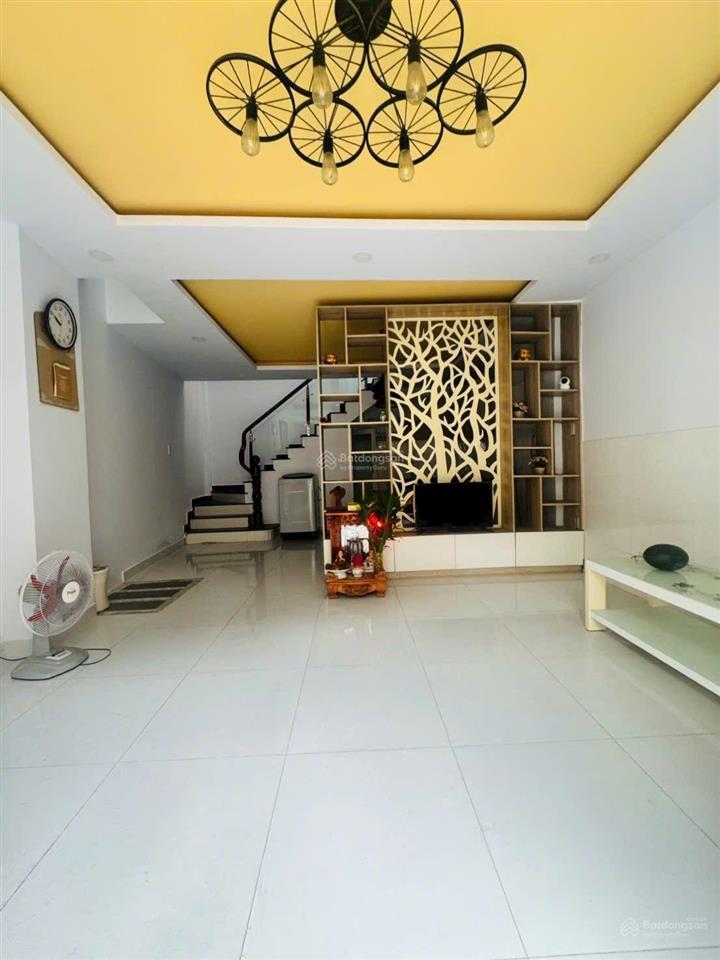 3,75 tỷ  nhà 2 tầng, 2 pn  ngay ngã tư thủ đức