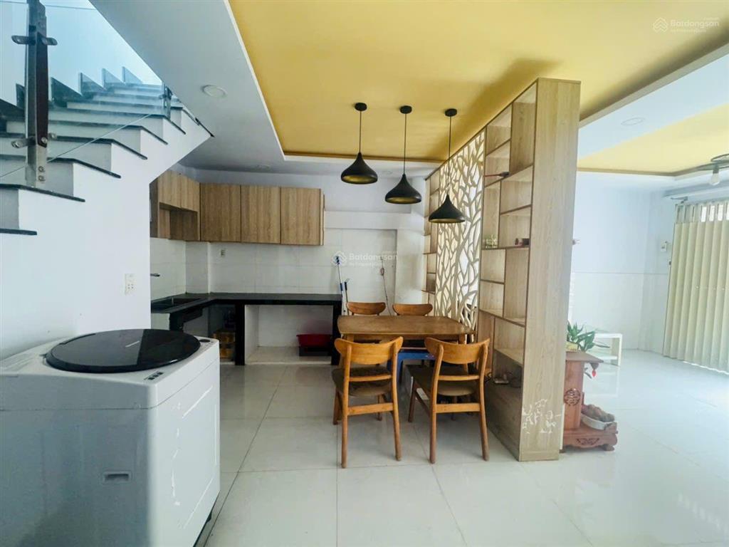 3,75 tỷ  nhà 2 tầng, 2 pn  ngay ngã tư thủ đức