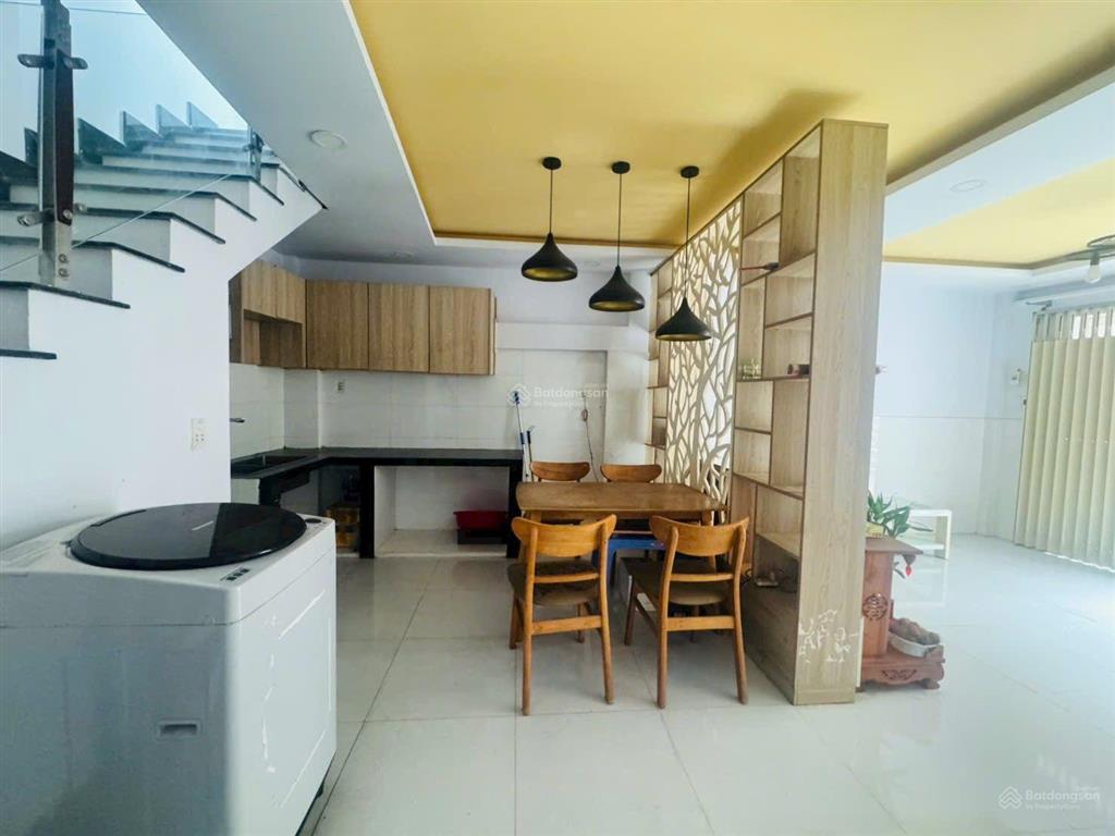 3,75 tỷ  nhà 2 tầng, 2 pn  ngay ngã tư thủ đức