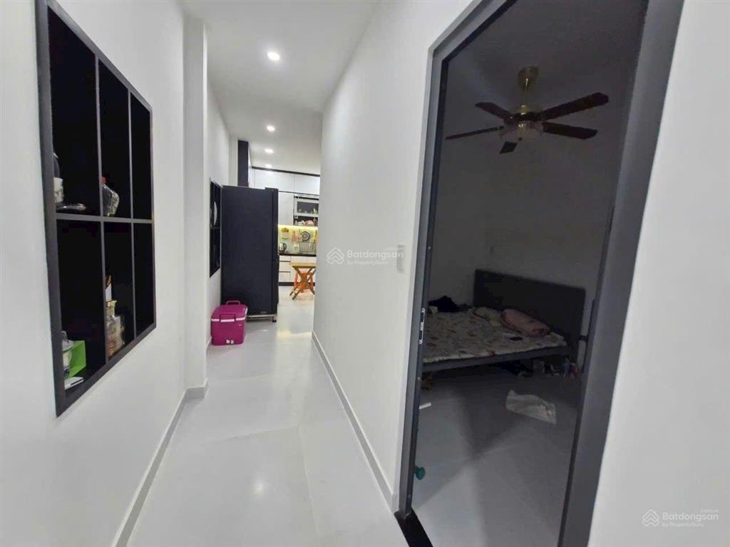3,75 tỷ  nhà 2 tầng, 2 pn  ngay ngã tư thủ đức