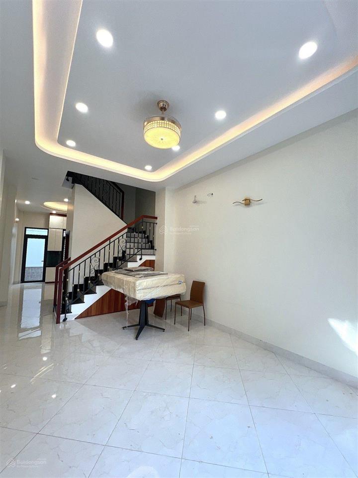 6,5 tỷ  nhà 3 tầng, 68m  5 phòng ngủ, đường số 8, linh xuân