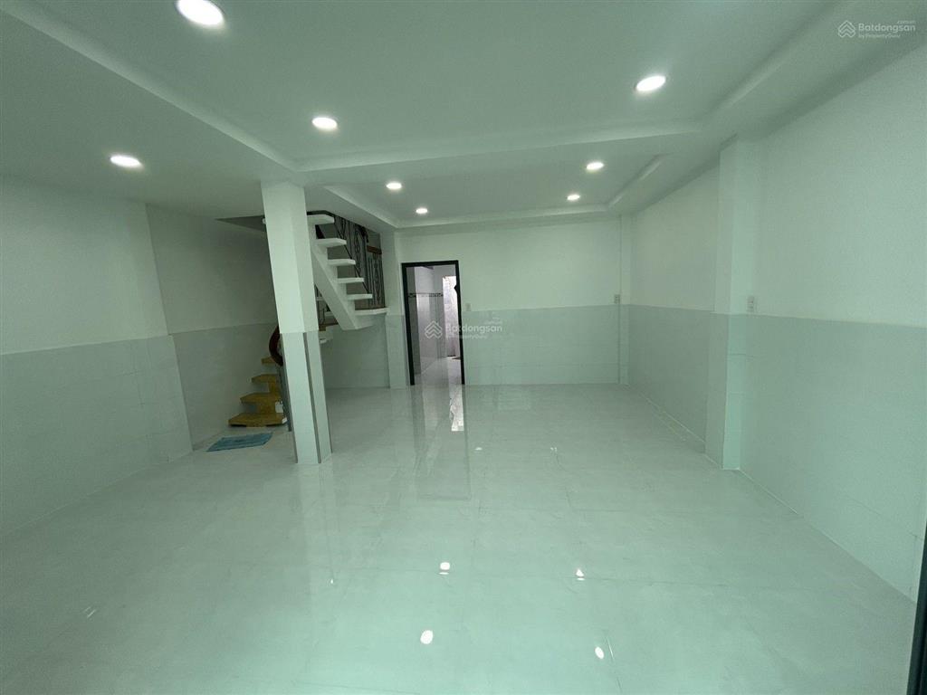 4,1 tỷ tl  nhà 2 tầng mới, 3pn  ở ngay  nhà ngay chợ thủ đức.
nhà 2 tầng ngay chợ thủ đức  50m2