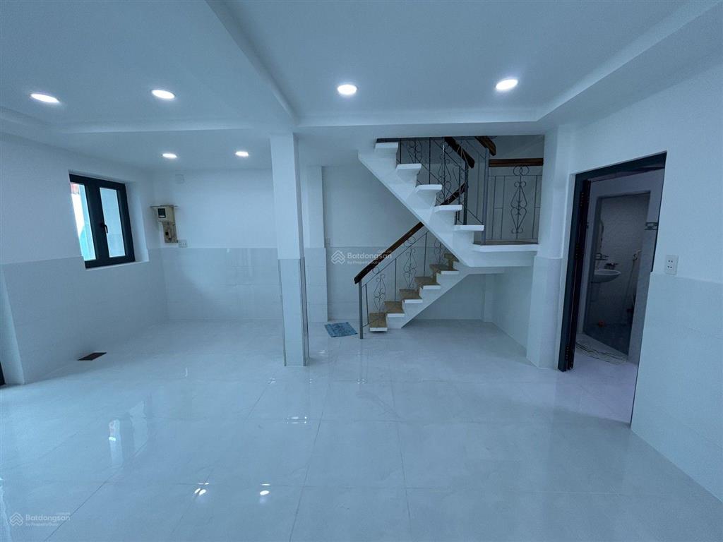 4,1 tỷ tl  nhà 2 tầng mới, 3pn  ở ngay  nhà ngay chợ thủ đức.
nhà 2 tầng ngay chợ thủ đức  50m2