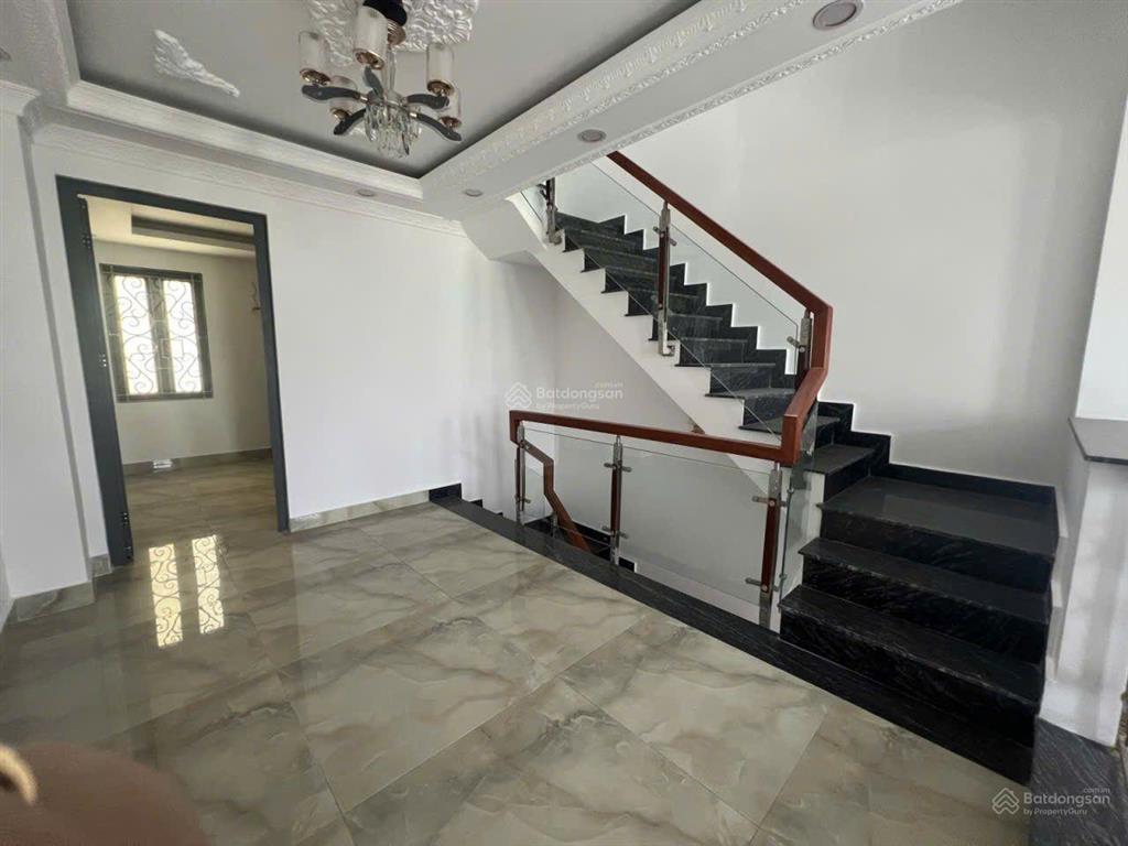 9 tỷ  nhà 4 tầng  đẹp  mới  ngay mặt tiền phạm văn đồng  linh tây