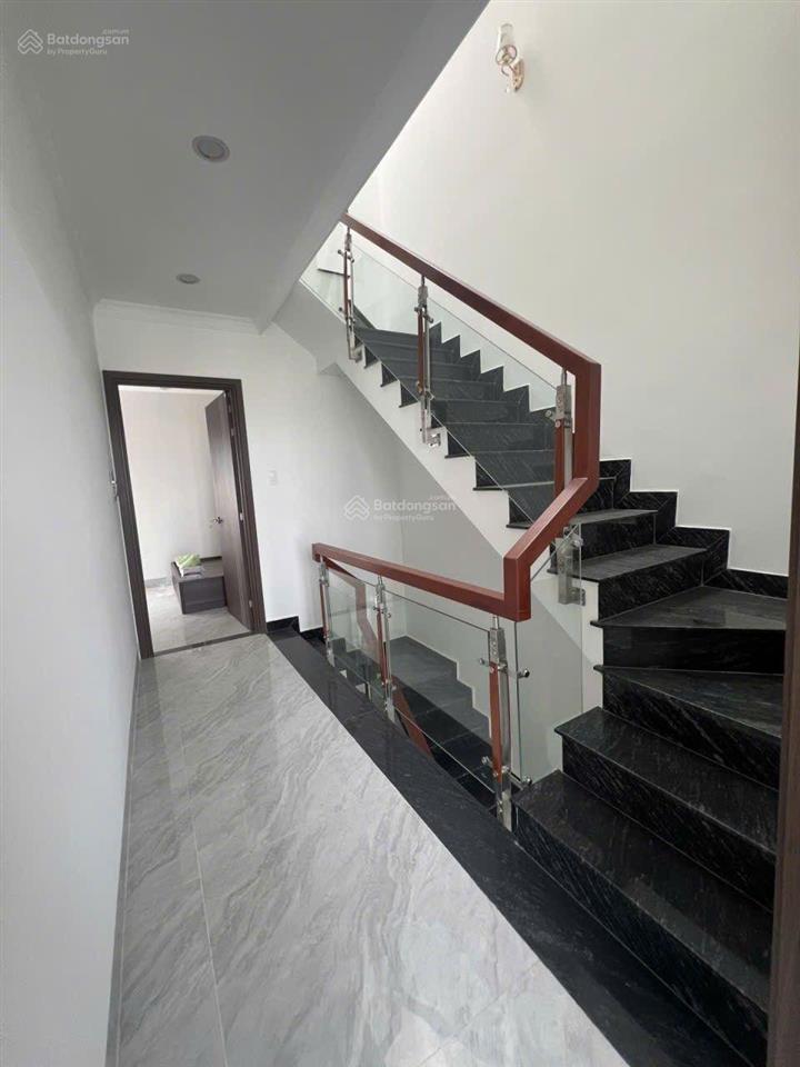 9 tỷ  nhà 4 tầng  đẹp  mới  ngay mặt tiền phạm văn đồng  linh tây