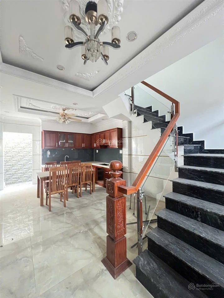 9 tỷ  nhà 4 tầng  đẹp  mới  ngay mặt tiền phạm văn đồng  linh tây