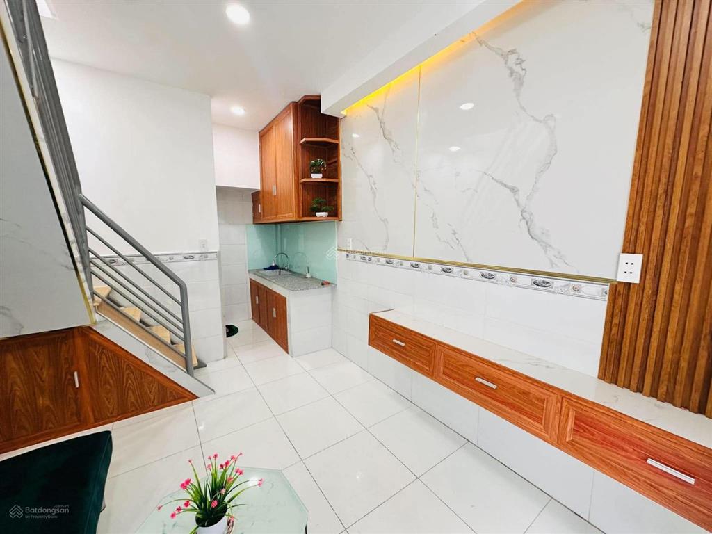2,3 tỷ  nhà 2 tầng  sổ riêng, hoàn công  ngay ub q9 cũ xa lộ hà nội  phước long b
