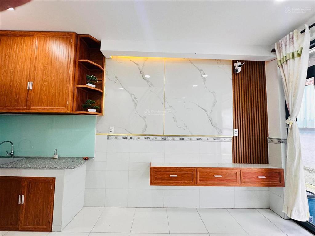 2,3 tỷ  nhà 2 tầng  sổ riêng, hoàn công  ngay ub q9 cũ xa lộ hà nội  phước long b