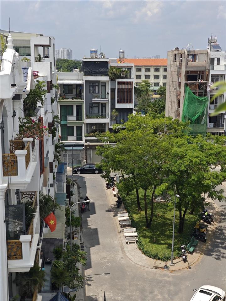 Chủ gấp bán  nhà đẹp 6 tầng, thang máy, khu đồng bộ, dân trí  xe hơi ngủ trong nhà