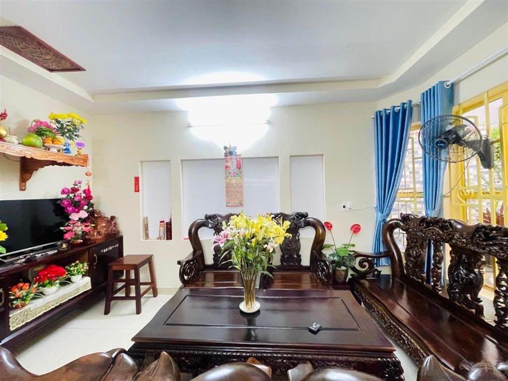 Nhà 1 đời chủ, gấp bán. dt 5.4 x 18m. vị trí đẹp, hẻm xe hơi gần mặt tiền.