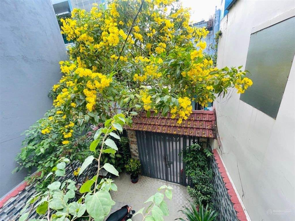 Nhà 1 đời chủ, gấp bán. dt 5.4 x 18m. vị trí đẹp, hẻm xe hơi gần mặt tiền.