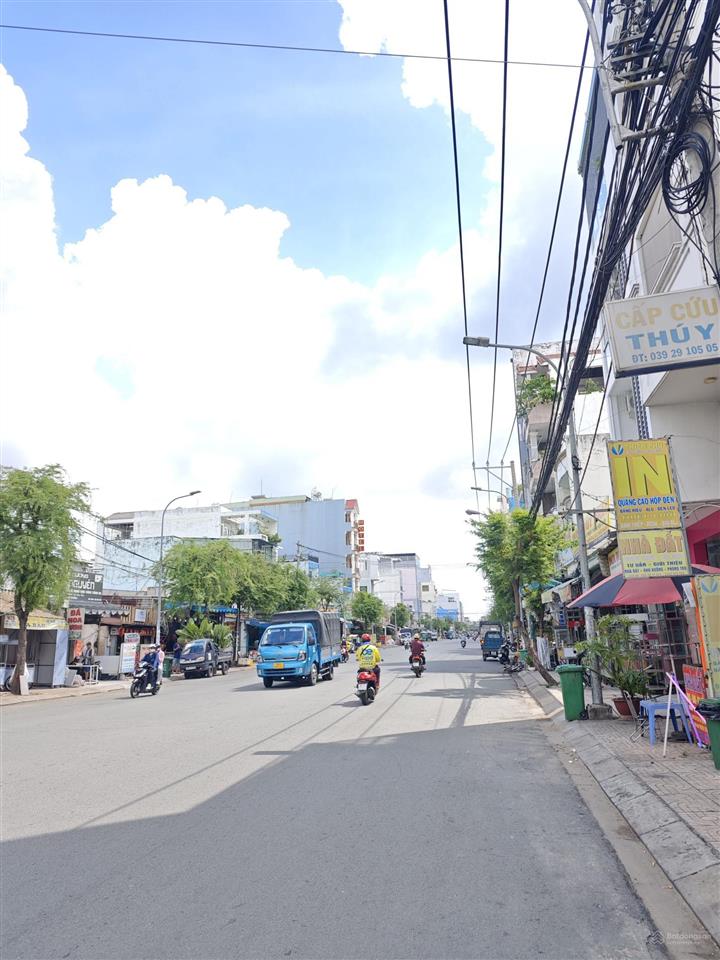 Mặt tiền kinh doanh, vị trí đẹp, 5.3x25m, buôn bán đông đúc, gần sân bay, metro trường chinh