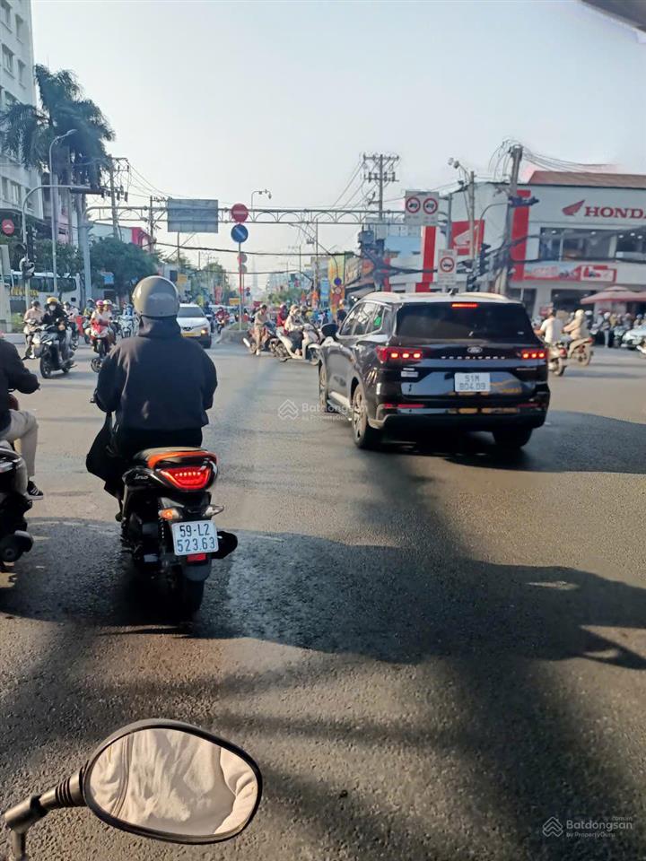 Nhà mặt tiền đường huỳnh tấn phát, quận 7. 175 m2.