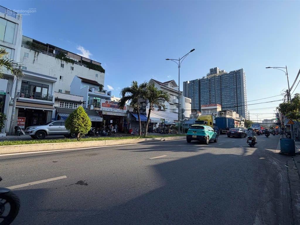 Nhà phố mặt đường phú thuận quận 7. 5*20 chỉ 18 tỷ. vị trí đẹp.
