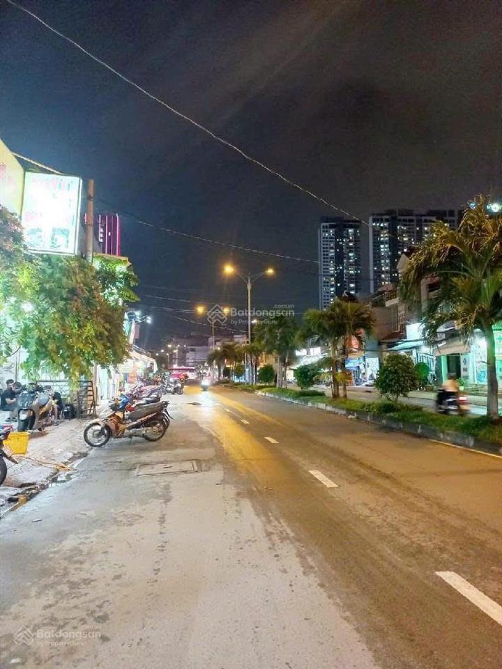 Nhà phố mặt đường phú thuận quận 7. 5*20 chỉ 18 tỷ. vị trí đẹp.