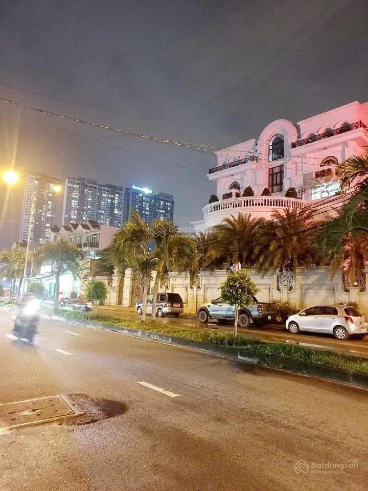 Nhà phố mặt đường phú thuận quận 7. 5*20 chỉ 18 tỷ. vị trí đẹp.