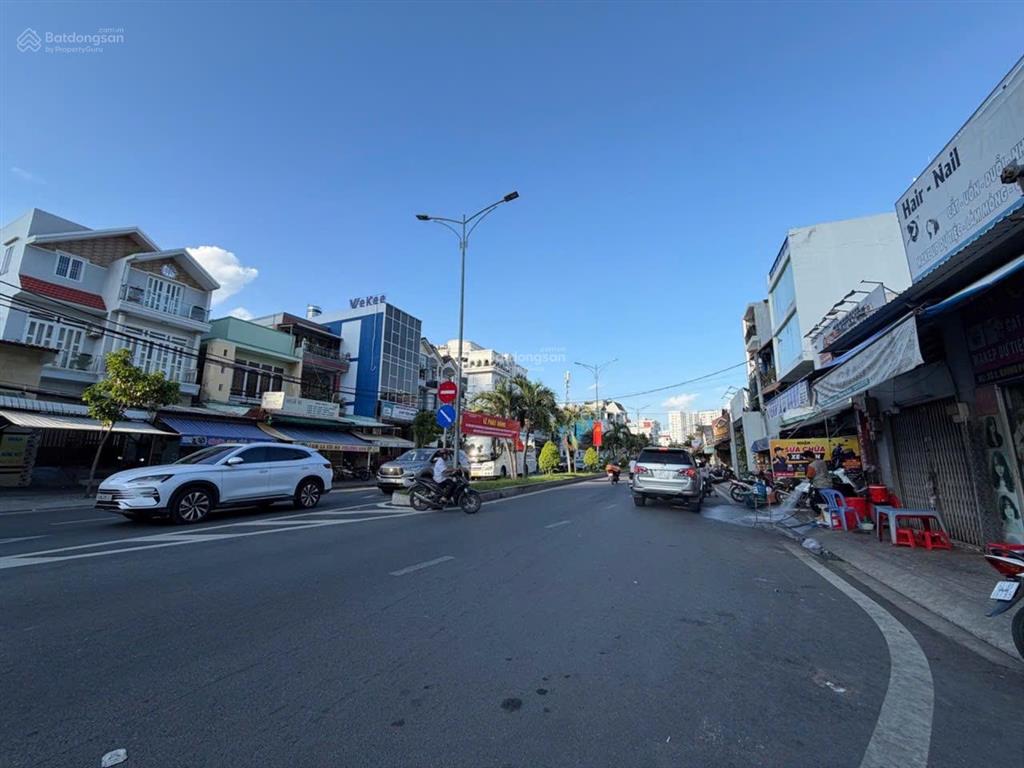 Nhà phố mặt đường phú thuận quận 7. 5*20 chỉ 18 tỷ. vị trí đẹp.