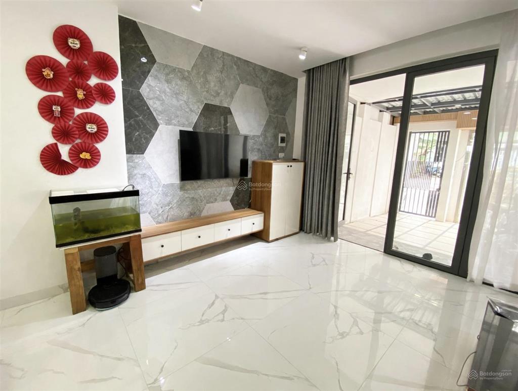 Bán căn nhà mặt tiền trung tâm đà lạt, sân đậu ô tô trước nhà
