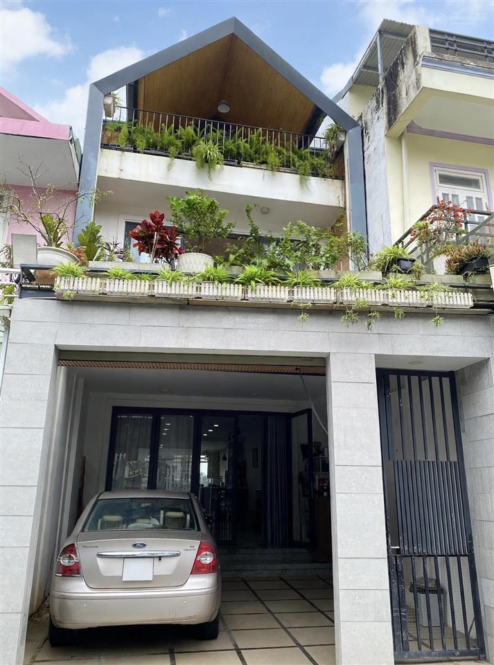 Bán căn nhà mặt tiền trung tâm đà lạt, sân đậu ô tô trước nhà