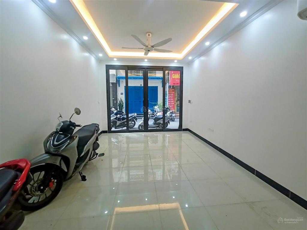Hàng hiếm! phân lô trần quốc hoàn, 41m2 * 7 tầng, mt 4m, ô tô vào nhà, 2 thoáng, kinh doanh sầm uất