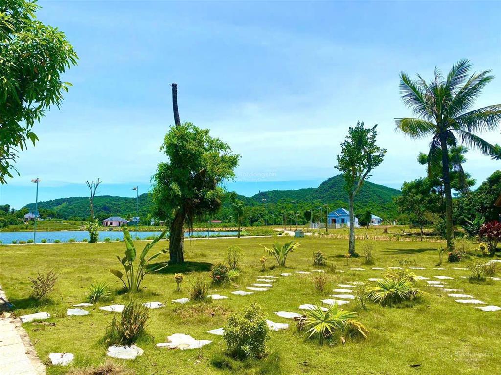 Đất view hồ  full thổ cư 180m2  giá chỉ 930 triệu/lô