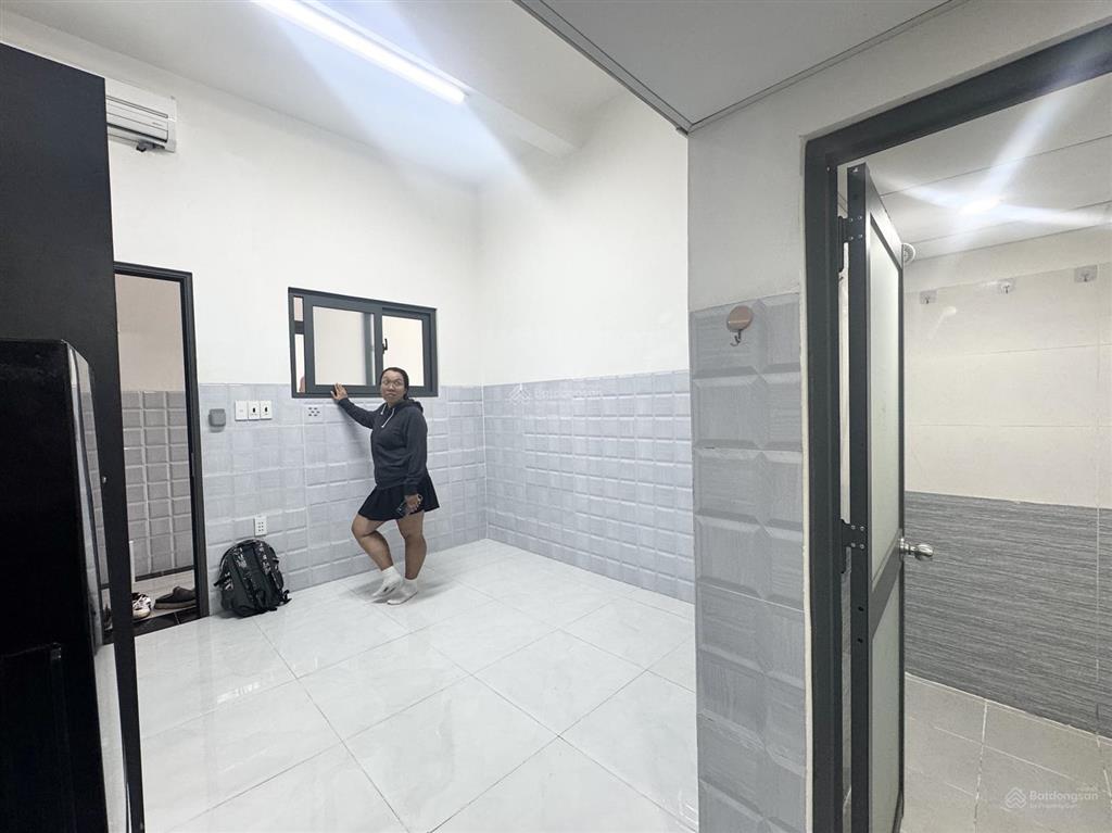 Cho thuê duplex full nt thoáng có thang máy nhà mới sạch sẽ bv24/7 ngay ngã tư hàng xanh qua q1 5p