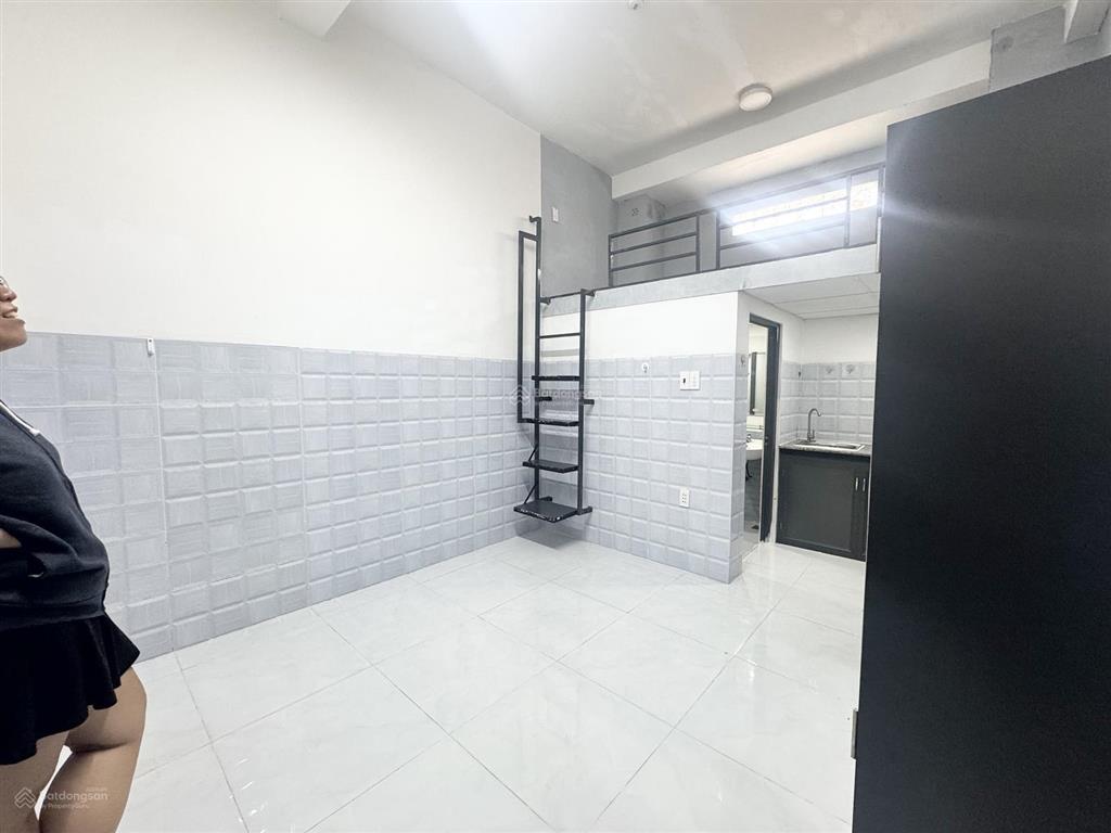 Cho thuê duplex full nt thoáng có thang máy nhà mới sạch sẽ bv24/7 ngay ngã tư hàng xanh qua q1 5p