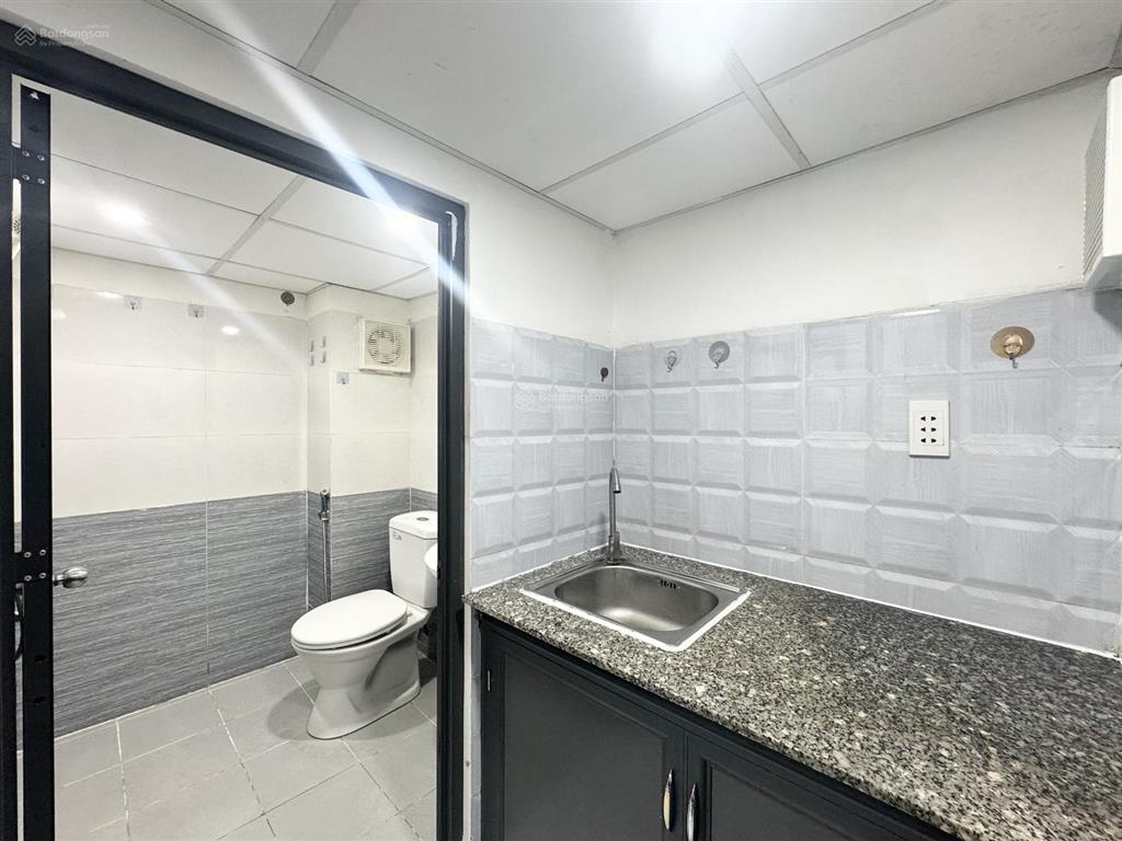Cho thuê duplex full nt thoáng có thang máy nhà mới sạch sẽ bv24/7 ngay ngã tư hàng xanh qua q1 5p