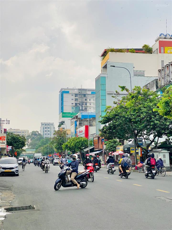 Bán căn nhà 2 tầng mặt tiền đường thương mại nơ trang long, dt 65,2m2, giá 10,5 tỷ