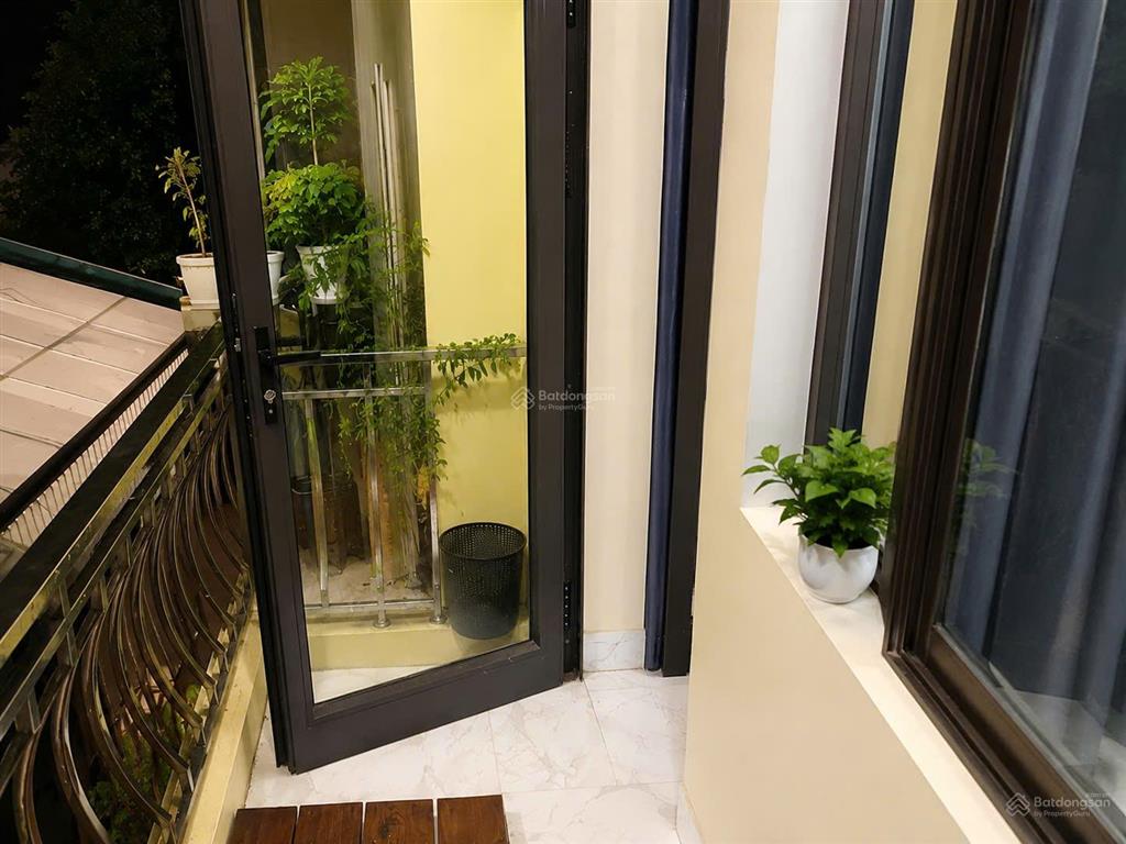 Cho thuê phòng khép kín ban công rộng tại ngõ 262a nguyễn trãi (chính kinh) ga thượng đình