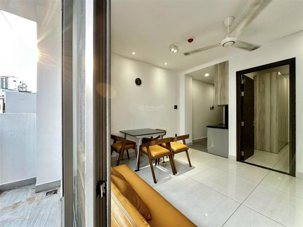 Cho thuê căn hộ 1 phòng ngủ 40m2 ban công quận 3 cách mạng tháng 8, gần quận 1, bùi viện, bason