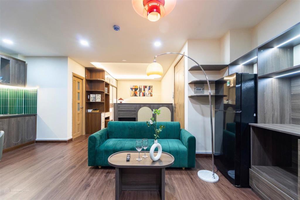 Cho thuê căn hộ 1 phòng ngủ quận 3 view sông, có ban công, cửa sổ tràn viền 40m trần văn đang
