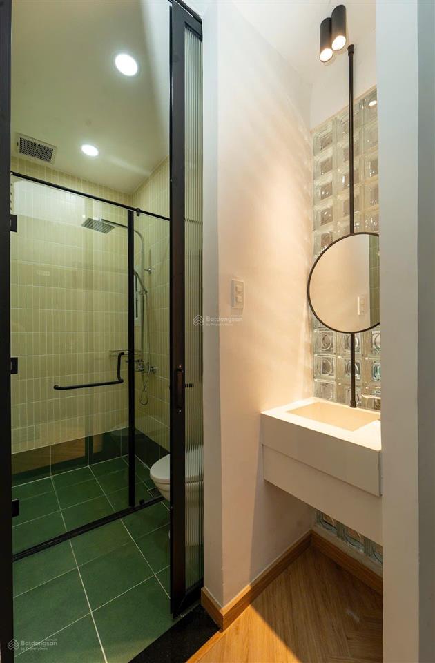Cho thuê căn hộ dịch vụ 1 phòng ngủ quận 1, ban công, gần chợ bến thành, bùi viện, cầu bason