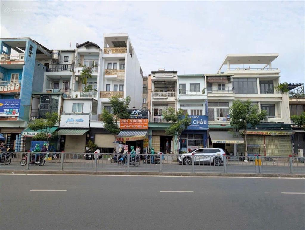 Nhà mt dương quảng hàm  7.2x19mx 4 tầng  khu vực cực sung  kinh doanh tốt
