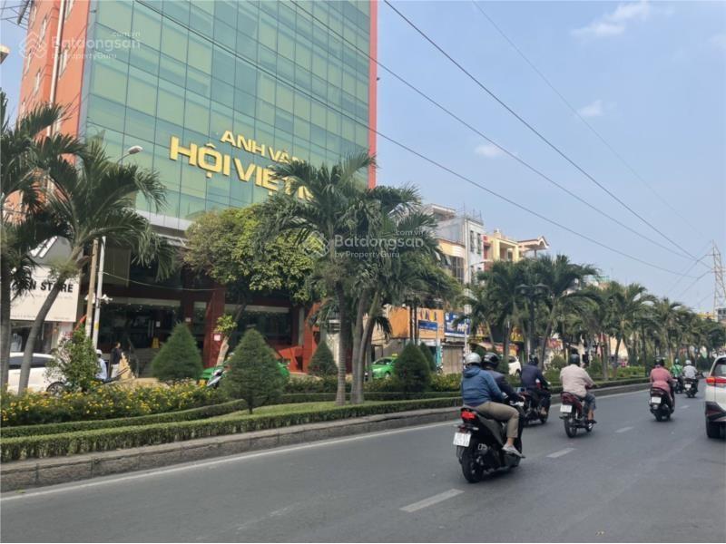 Chuyển nhượng tòa nhà 3700m2 mt phan xích long, pn