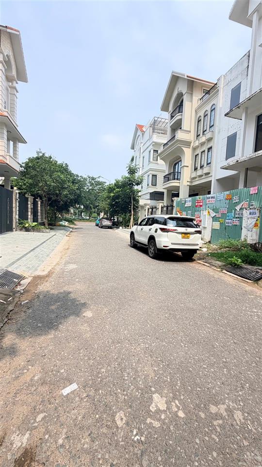 Bán biệt thự 340m2, hầm 3 lầu  hxh trường chinh, tân bình