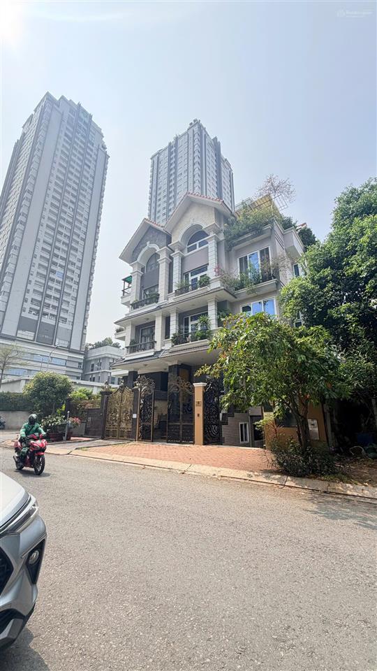 Bán biệt thự 340m2, hầm 3 lầu  hxh trường chinh, tân bình