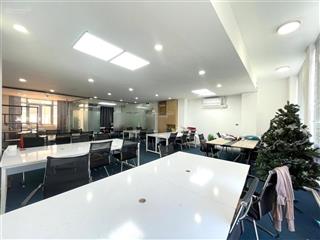 Cho thuê văn phòng quận 3. ngay vòng xoay cmt8 || dt 100m2  sẵn nội thất